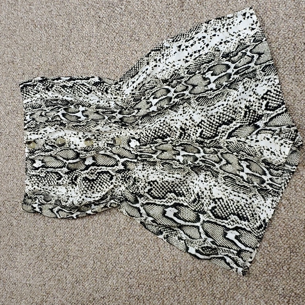 Hint of Blush Strapless Snake Print Romper Size Small